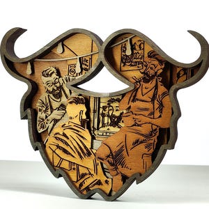 Puede incluir: Arte de pared de madera con forma de barba que representa una escena de barbería. La obra de arte tiene un contorno gris oscuro y representa a un barbero cortando el pelo y a otro fumando en pipa. La escena interior está detallada con líneas grabadas.