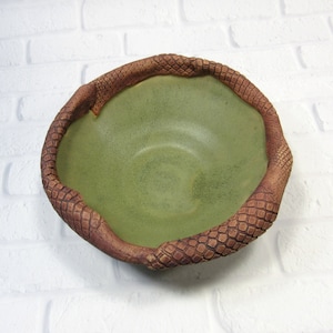 Green Ceramic Bowl: Rustic Textured Rim Serving Bowl