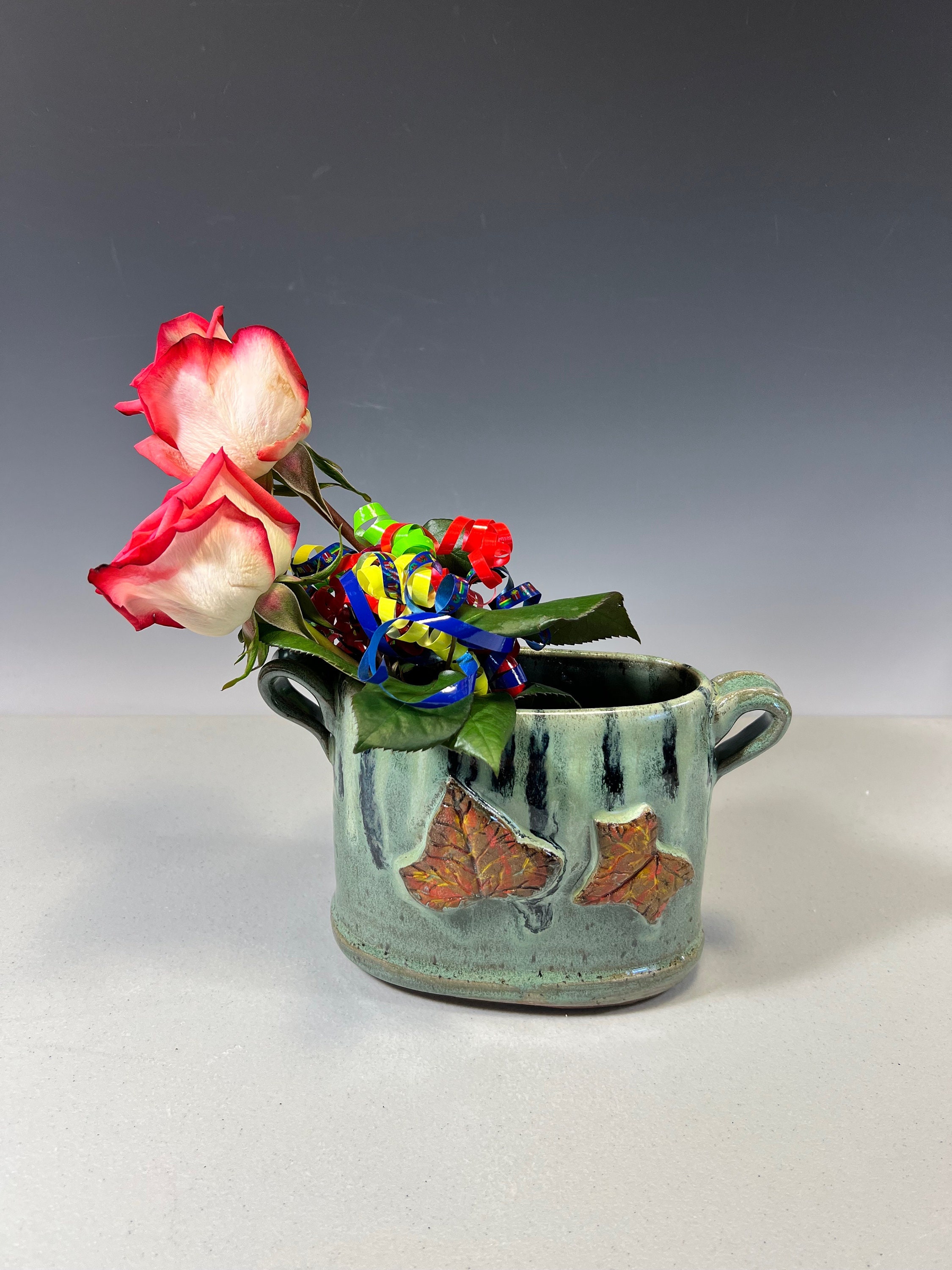 ⭐︎ 手作り陶器の楕円形花瓶　　大きめです 手作りの陶器製楕円形花瓶 - Etsy 日本