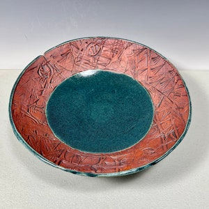 Textured Rim Ceramic Pedestal Bowl: Rustic Centerpiece