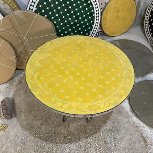 Puede incluir: Un letrero de madera rústica con el texto "Welcome to our home" en letras blancas. El letrero presenta un acabado envejecido y un diseño sencillo y acogedor, perfecto para la decoración de la puerta principal.