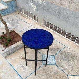 Ręcznie robiony marokański stół mozaikowy: stolik bistro z niebieskimi płytkami Zellige, podstawa z kutego żelaza