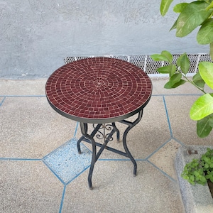 Może przedstawiać: Biały ceramiczny kubek z czarnym uchwytem i napisem "But First, Coffee" czarną, pogrubioną czcionką. Kubek stoi na białej powierzchni.