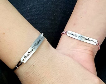 Juego de 2 pulseras de nombre grabadas personalizadas, pulseras de barra de cuero a juego para parejas, él y ella, nombre y corazón de regalo de parejas