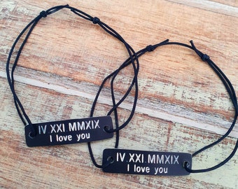 Juego de 2 números romanos grabados personalizados Pulseras personalizadas para él y para ella Juego a juego Regalo de parejas, Fecha de aniversario Regalo de novio