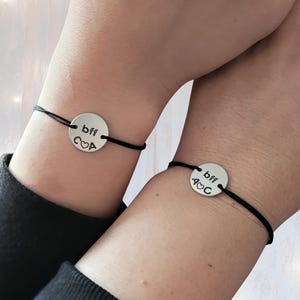 Conjunto de pulseras personalizadas para mejores amigas, moneda grabada personalizada con iniciales y corazón, cordón ajustable, regalo para mejores amigas, tarjeta con cita.