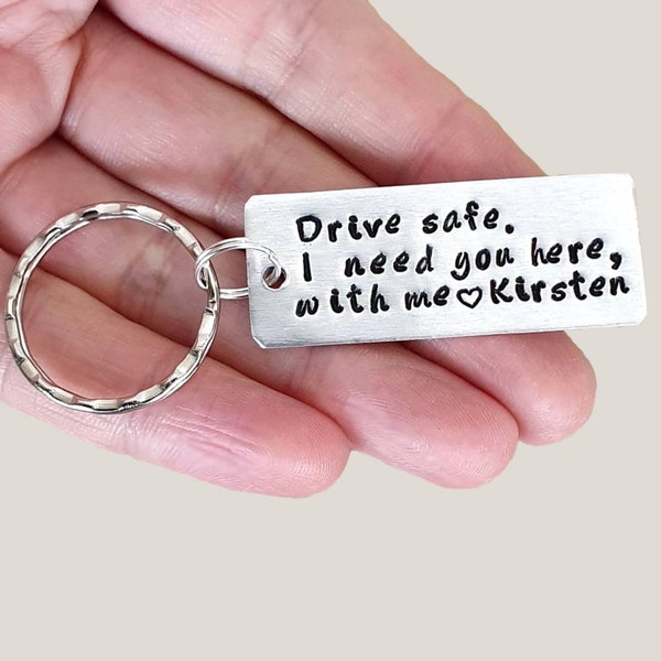 Llavero personalizado para novio. Llavero personalizado para parejas. Conduce con cuidado. Te necesito aquí conmigo. Regalo personalizable para marido que acaba de empezar a conducir.