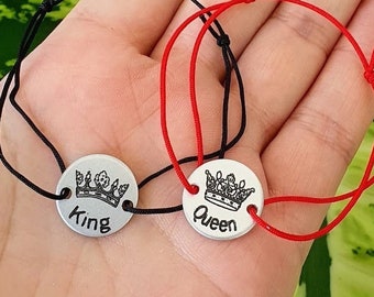 Juego de 2 pulseras de pareja grabadas de rey y reina con símbolo de corona, juego de pulseras de coincidencia de monedas de cuerda ajustable, regalo de parejas de él y de ella