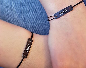 Juego de pulseras de 2 nombres, ajustable en negro, pulseras personalizadas para parejas, pulsera grabada, mensaje, confianza, regalo para parejas de novios