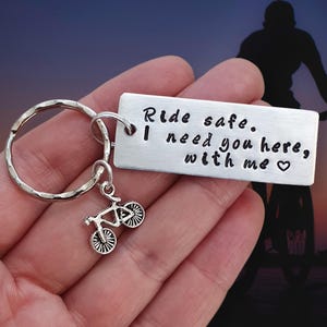 Llavero de bicicleta "Ride Safe", dije de bicicleta estampado, regalo para parejas, llavero de aluminio personalizado con inicial grabada para él, regalo para ciclistas grabado