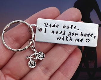 Portachiavi per bicicletta "Ride Safe", ciondolo per bicicletta inciso, regalo per coppie, portachiavi in alluminio personalizzato con iniziale incisa per lui, regalo per motociclista inciso