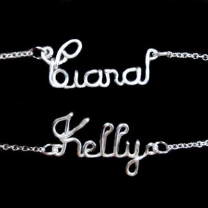 Pulsera personalizada, pulsera con nombre, nombre en alambre, pulsera de plata, regalo de dama de honor, amistad, palabra, personalizable, letra en alambre, hecha a medida