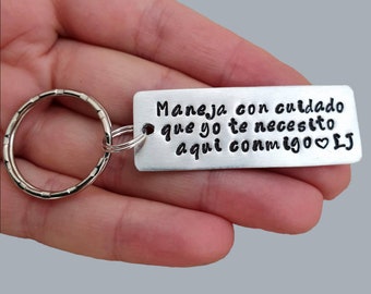 Personalized Keychain, Maneja con cuidado Llavero, Boyfriend Gift, Couples Keychain, Engraved Keychain, Husband Gift, Boyfriend Gift