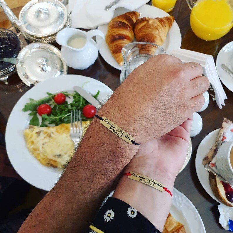 Braccialetti personalizzati per coppie con nomi e data incisi su misura, set coordinato di 2 braccialetti per lui e per lei, regalo per fidanzati e coppie. Gold Front & Back