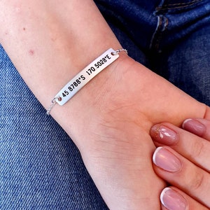 Bracciale con coordinate GPS personalizzate, Bracciale Bar inciso, Regalo di relazione a lunga distanza per coppie, Desiderio Latitude Longitudine Fidanzato Regalo