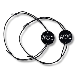 Bracelets pour couple assortis : pièce de monnaie noire avec initiales gravées et coeur, cadeau personnalisé pour petit ami, ensemble réglable pour elle et lui