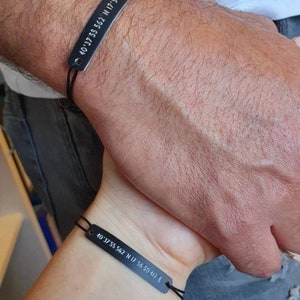 Puede incluir: Un juego de tres tazas de cer&aacute;mica con un acabado mate moteado. Las tazas son de color crema, gris claro y gris oscuro. Cada taza tiene un dise&ntilde;o simple y minimalista y un asa redondeada.