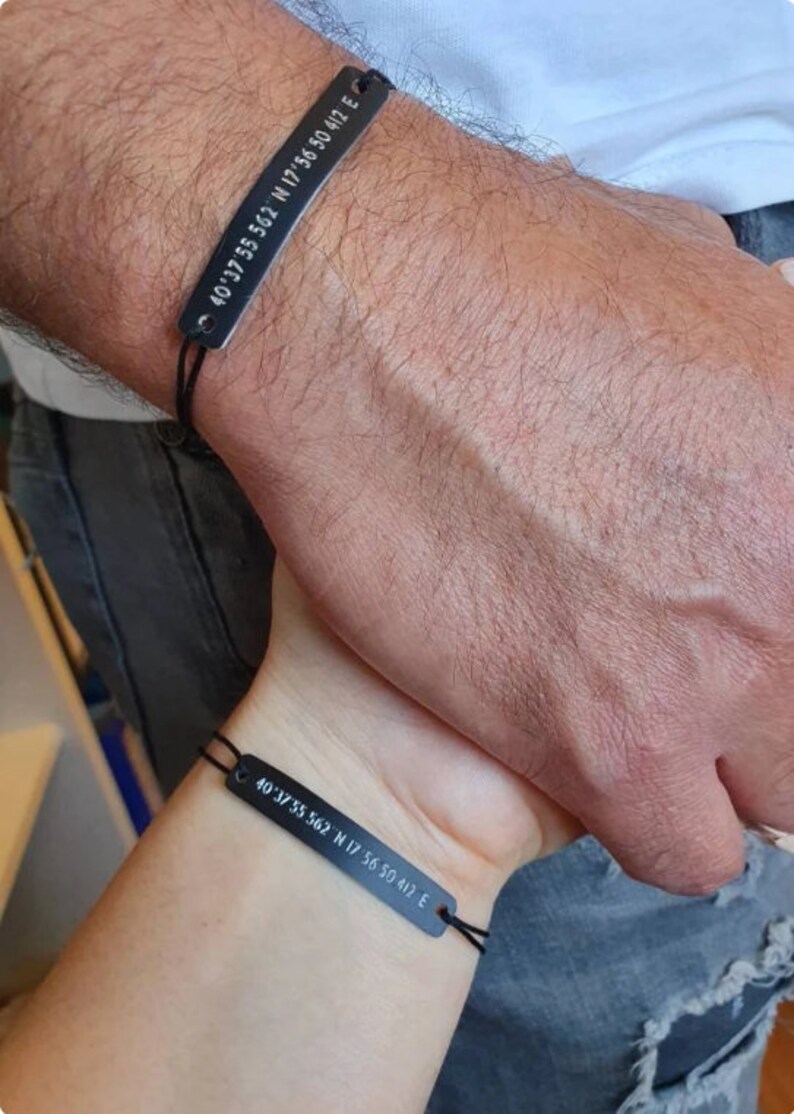 Puede incluir: Un juego de tres tazas de cer&aacute;mica con un acabado mate moteado. Las tazas son de color crema, gris claro y gris oscuro. Cada taza tiene un dise&ntilde;o simple y minimalista y un asa redondeada.