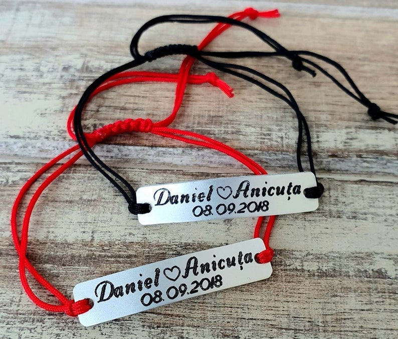 Braccialetti personalizzati per coppie con nomi e data incisi su misura, set coordinato di 2 braccialetti per lui e per lei, regalo per fidanzati e coppie. Silver Front