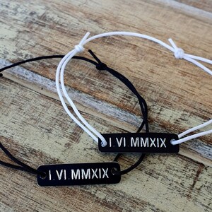 Puede incluir: Juego de tres tazas de cer&aacute;mica con acabado mate moteado. Las tazas son de color crema, gris claro y gris oscuro. Cada taza tiene un dise&ntilde;o simple y minimalista, ideal para caf&eacute; o t&eacute;.