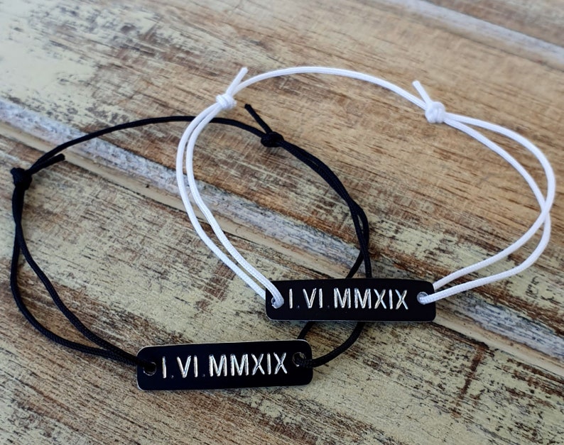 Puede incluir: Juego de tres tazas de cer&aacute;mica con acabado mate moteado. Las tazas son de color crema, gris claro y gris oscuro. Cada taza tiene un dise&ntilde;o simple y minimalista, ideal para caf&eacute; o t&eacute;.