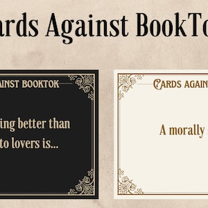 Op de afbeelding: Twee kaarten met een zwart-witte achtergrond en gouden accenten. De tekst op de kaarten luidt "Cards Against BookTok". De bovenste kaart zegt "Het enige dat beter is dan vijanden die verliefd worden, is..." en de onderste kaart zegt "Een moreel grijze MMC".
