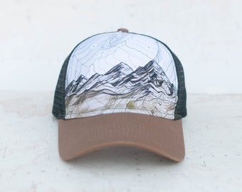 Mountain Range Trucker Hat, sombrero de camionero de ala redonda, sombrero plano de capa de montaña, sombrero de camionero de trail running, senderismo al aire libre, Brown Scree unisex