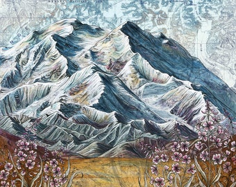 Puede incluir: Una pintura a la acuarela de una cordillera con picos nevados, sobre un fondo de mapa antiguo. Flores silvestres rosas florecen en primer plano. La obra de arte evoca una sensación de aventura y exploración.