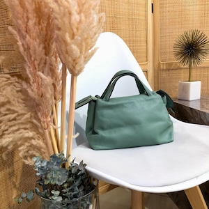 Bolso de mano de piel con asas, bandolera incluida. Bolso suave Made in Italy, bolso de día, varios colores