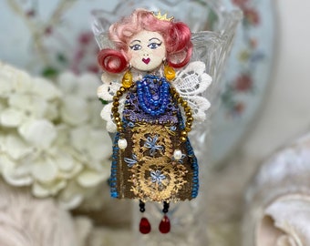 Ángel broche Lilygrace con cara pintada a mano, cabello rosa, alas de encaje de oro vintage, seda vintage, cuentas vintage y perlas de agua dulce