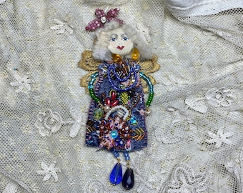 Ángel broche Lilygrace con cara pintada a mano, flor de cuentas vintage, alas de encaje dorado, mezclilla con cuentas, cuentas vintage y perlas de agua dulce