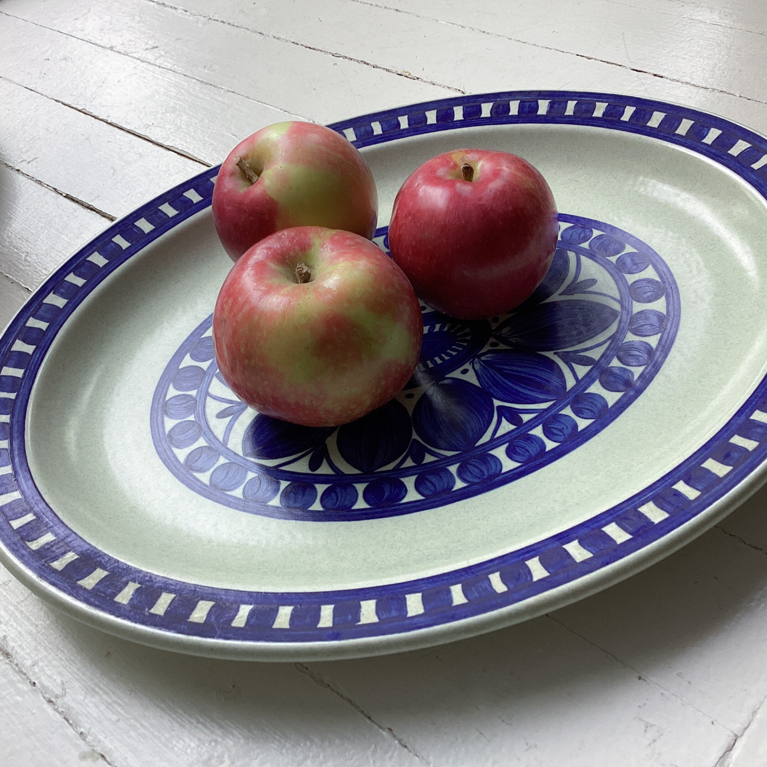 Valencia' by Jessie Tait for Midwinter Pottery | A small te
