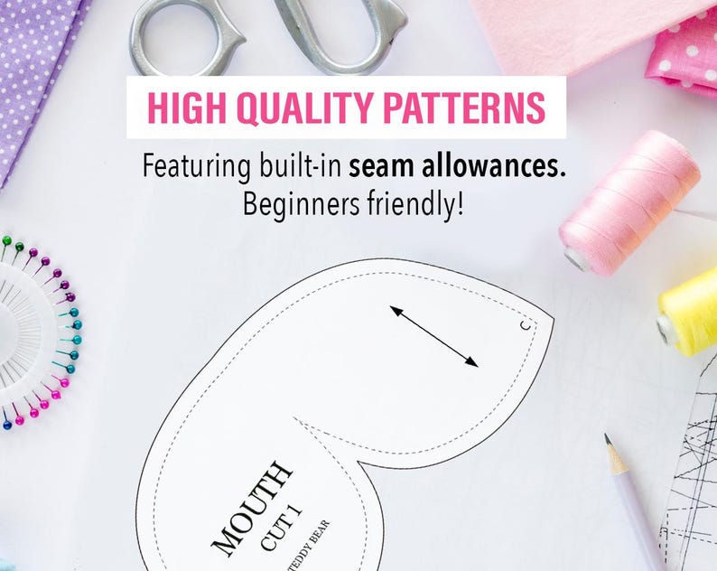 Peut inclure: Un patron de couture blanc pour une bouche d'ours en peluche, avec le texte "HIGH QUALITY PATTERNS" et "Featuring built-in seam allowances. Beginners friendly!". On y voit aussi des fournitures de couture.
