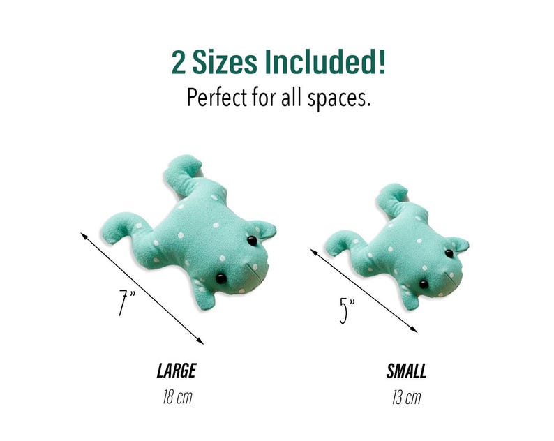 Peut inclure: Deux jouets en forme de grenouille en peluche de diff&eacute;rentes tailles. La grande grenouille mesure 18 cm de long et la petite grenouille mesure 13 cm de long. Les deux grenouilles sont vert clair avec des pois blancs. Le texte "2 Sizes Included!" est en haut.