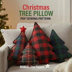 Puede incluir: Cojines con forma de árbol de Navidad en varios tamaños, con patrones de cuadros rojos, verdes y azules. Están colocados en un sofá gris claro. Un cojín tiene una estrella roja encima. El texto dice: "Christmas Tree Pillow PDF Sewing Pattern".