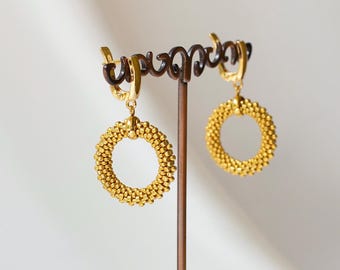 Pendientes colgantes de cuentas de semillas de oro hechos a mano: joyería circular
