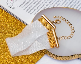 Pulsera de cuentas blancas: cierre ajustable chapado en oro hecho a mano