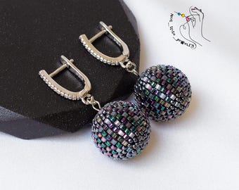 Pendientes colgantes de bolas de cuentas de semillas hechos a mano: accesorios chapados en rodio