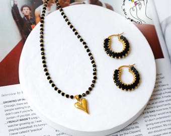 Conjunto de collar y aros de cuentas negras: colgante de corazón dorado