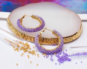 Pendientes de aro con cuentas moradas: joyería hecha a mano bañada en oro