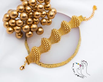Pulsera de cuentas de semillas de oro hecha a mano: diseño de ondas ajustables