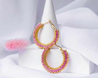 Pendientes de aro con cuentas rosas: joyería hecha a mano bañada en oro