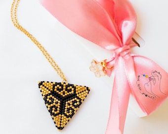 Collar con colgante triangular hecho a mano: cuentas de semillas de oro negro, estilo Yin Yang