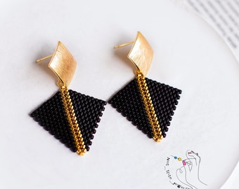 Pendientes de cuentas de semillas negras mate: pendientes triangulares colgantes chapados en oro
