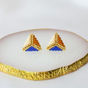 Orecchini a bottone con perline di semi blu oro beige marrone Orecchini triangolari Orecchini con perline Orecchini fatti a mano Orecchini multicolori Confezione regalo di Natale