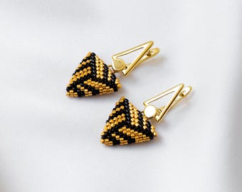 Pendientes triangulares de cuentas negras: pendientes colgantes chapados en oro