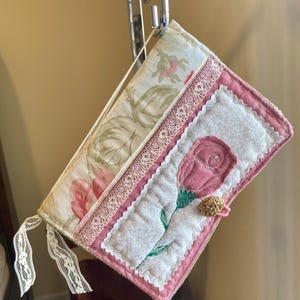 Mini notatnik Cottage Core Romantic Rose z haftowanej tkaniny z kolekcji Floral Fantasy Freemotion Appliqué, ręcznie robiony