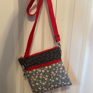 Bolsa transversal feminina com alça longa e dois bolsos, vermelha, preta e cinza, para chaves, cartões, objetos de valor e cosméticos