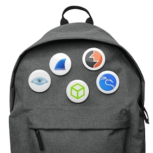 Pakket met buttons en pincodes voor ethisch hacken in de cybersecurity, Kali Linux, Wireshark, Nmap, Hack The Box en BurpSuite.