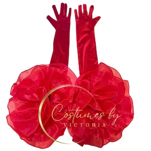 Pu&ograve; includere: Un paio di lunghi guanti di raso rosso con un grande fiocco di tulle rosso. Il fiocco &egrave; composto da pi&ugrave; strati di tulle ed &egrave; molto voluminoso. Il testo "Costumes by Victoria" &egrave; stampato sul fiocco.
